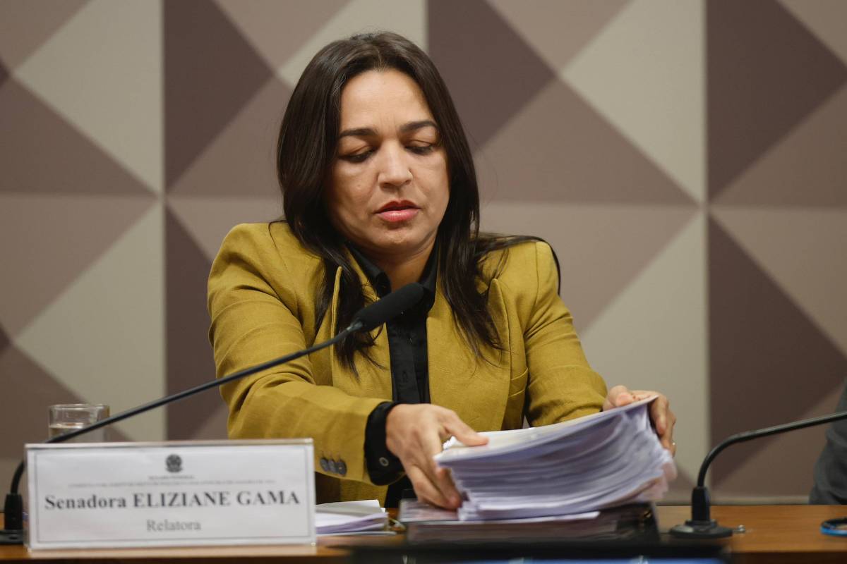 A senadora Eliziane Gama (PSD-MA) apresenta o relatório final da investigação da CPI do 8 de janeiro.