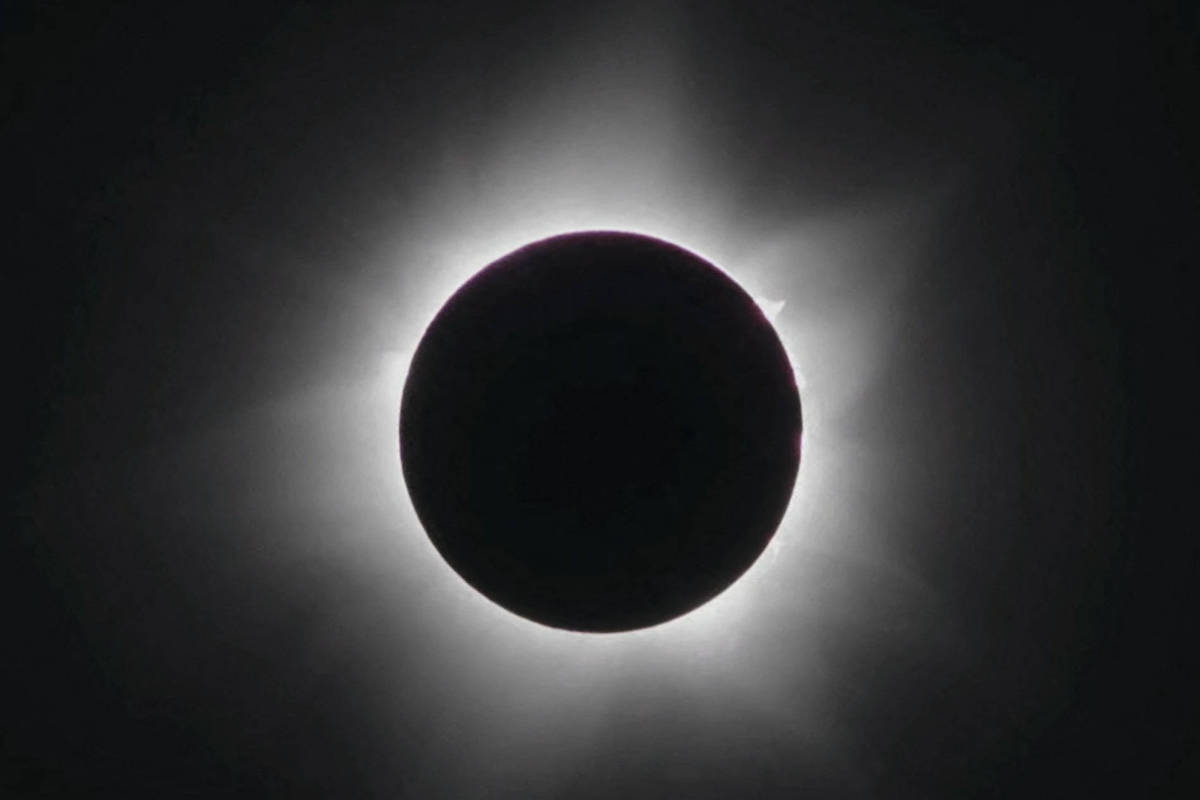 Eclipse solar visto a partir da Austrália, em abril deste ano; o fenômeno será observável neste sábado (14) no Brasil.