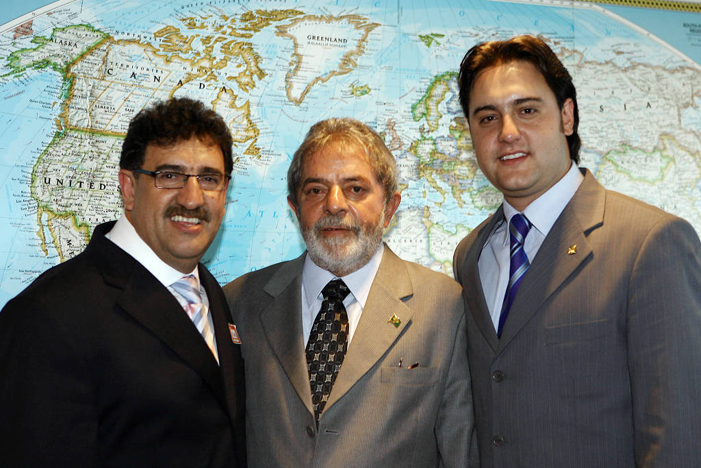 Em foto de 2007, Ratinho, o presidente Lula e Ratinho Junior.