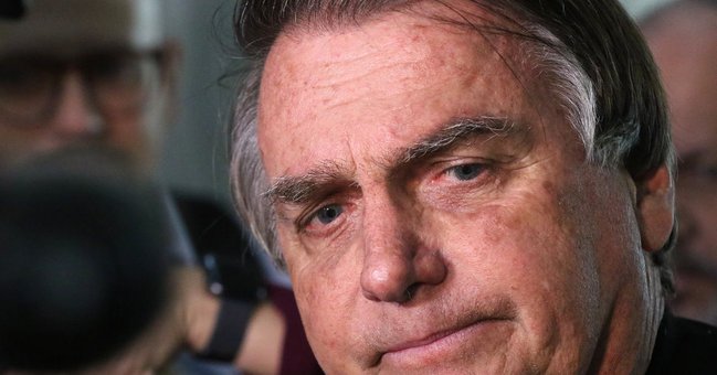 Escada, curiosidade e surto: Bolsonaro muda versões sobre tornozeleira