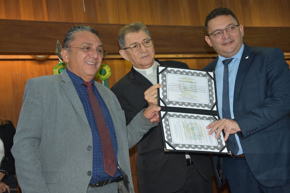 Na imagem, o vereador Dudu, Pe. Carlos Sales e o deputado Hélio (Foto: Magal Santos)