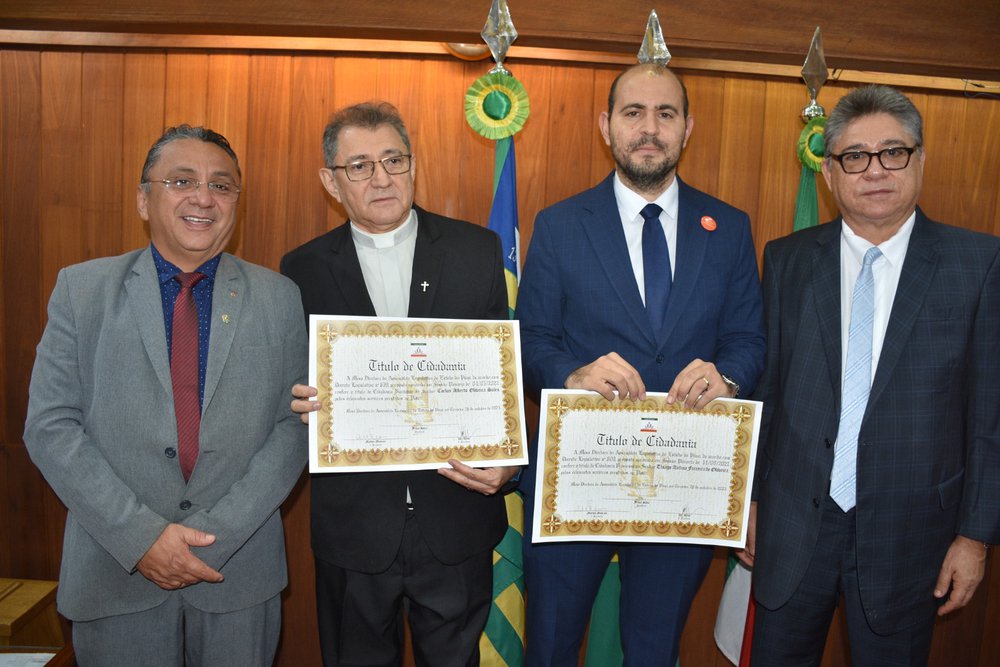 Na imagem, vereador Ediberto Borges, Pe. Carlos Sales e Thiago Aleluia, e o deputado estadual João Mádison. (Foto: Magal Santos) Na imagem, vereador Ediberto Borges, Pe. Carlos Sales e Thiago Aleluia, e o deputado estadual João Mádison. (Foto: Magal Santos)