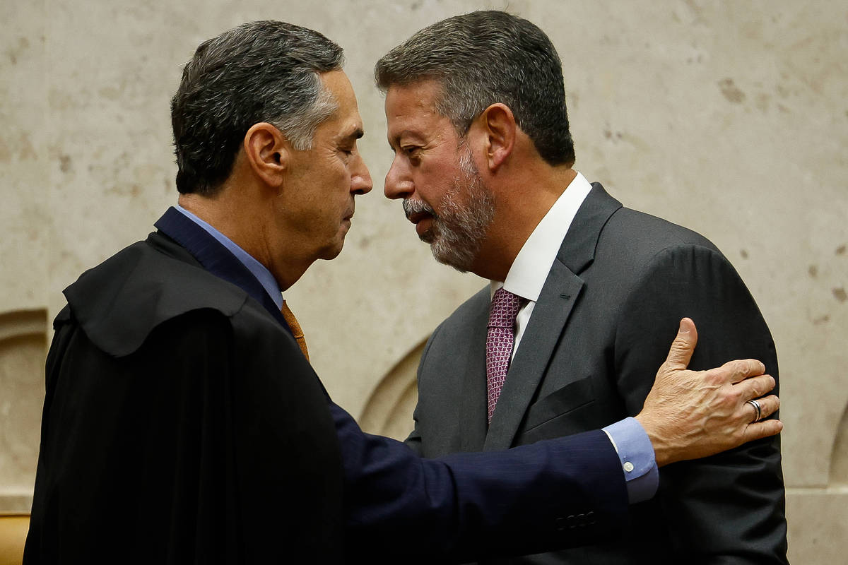 O presidente do Supremo, Luís Roberto Barroso, com o presidente da Câmara, Arthur Lira.