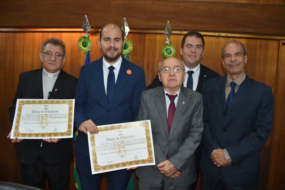 Os novos cidadãos piauienses, Pe. Carlos Sales e o juiz Thiago Aleluia ao lado do desembargador Pedro Alcântara (gravata vermelha) e do juiz Vidal de Freitas Júnior (camisa de tom terroso). (Foto: Magal Santos.) Os novos cidadãos piauienses, Pe. Carlos Sales e o juiz Thiago Aleluia ao lado do desembargador Pedro Alcântara (gravata vermelha) e do juiz Vidal de Freitas Júnior (camisa de tom terroso). (Foto: Magal Santos.)