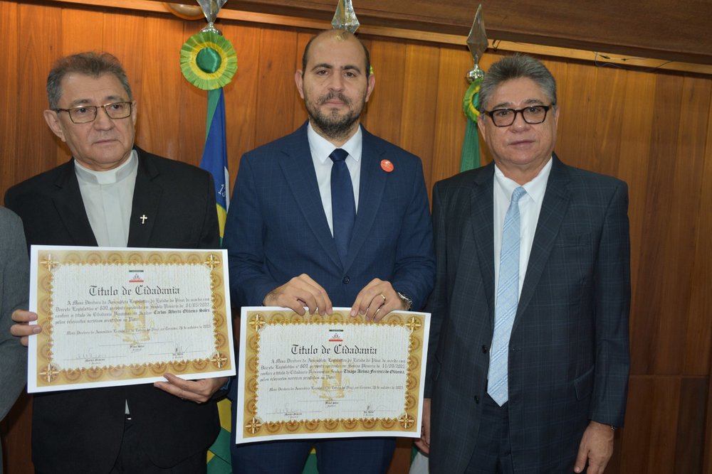 Pe. Carlos Sales, juiz Thiago Aleluia e o deputado estadual João Mádison. (Foto: Magal Santos.)