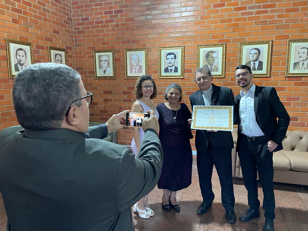 Pe. Carlos Sales com membros da família de Viçosa do Ceará, ao centro a advogada Joanilha Beviláqua.