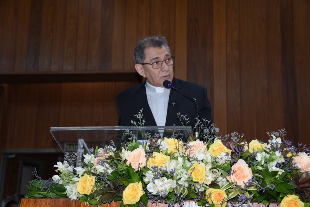 Registro do padre Carlos Sales durante discurso na solenidade. (Foto: Magal Santos)