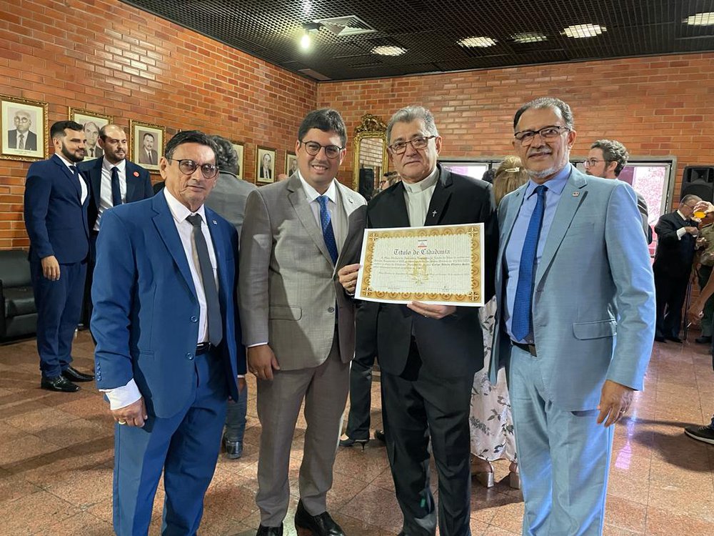 Homenageado Pe. Carlos Sales ladeado pelos advogados Jacinto Teles, Carlos Júnior e Carlos Augusto Medeiros. (Foto: Assessoria do Adv. Carlos Jr.) Homenageado Pe. Carlos Sales ladeado pelos advogados Jacinto Teles, Carlos Júnior e Carlos Augusto Medeiros. (Foto: Assessoria do Adv. Carlos Jr.)