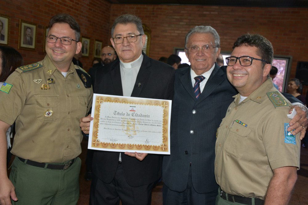 Pe. Carlos Sales com seus colegas Oficiais da PMPI, Tenentes-coronéis Iran e Thiago, e o advogado Anésio Aguiar (Foto: Magal Santos.)