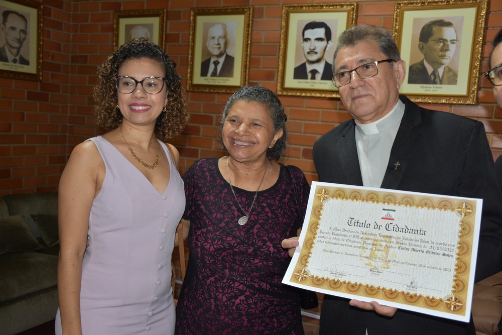 Pe. Carlos posa com suas primas advogadas Janice e Joanilha Beviláqua (Foto: Magal Santos)