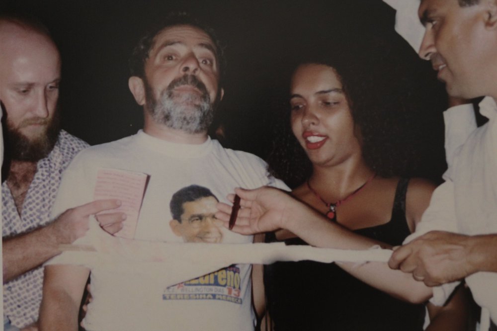 Francisca Trindade e Luiz Inácio Lula da Silva, durante a campanha de Nazareno Fonteles em 1996. (Foto: Reprodução | Exposição fotográfica "Trindade Vive")