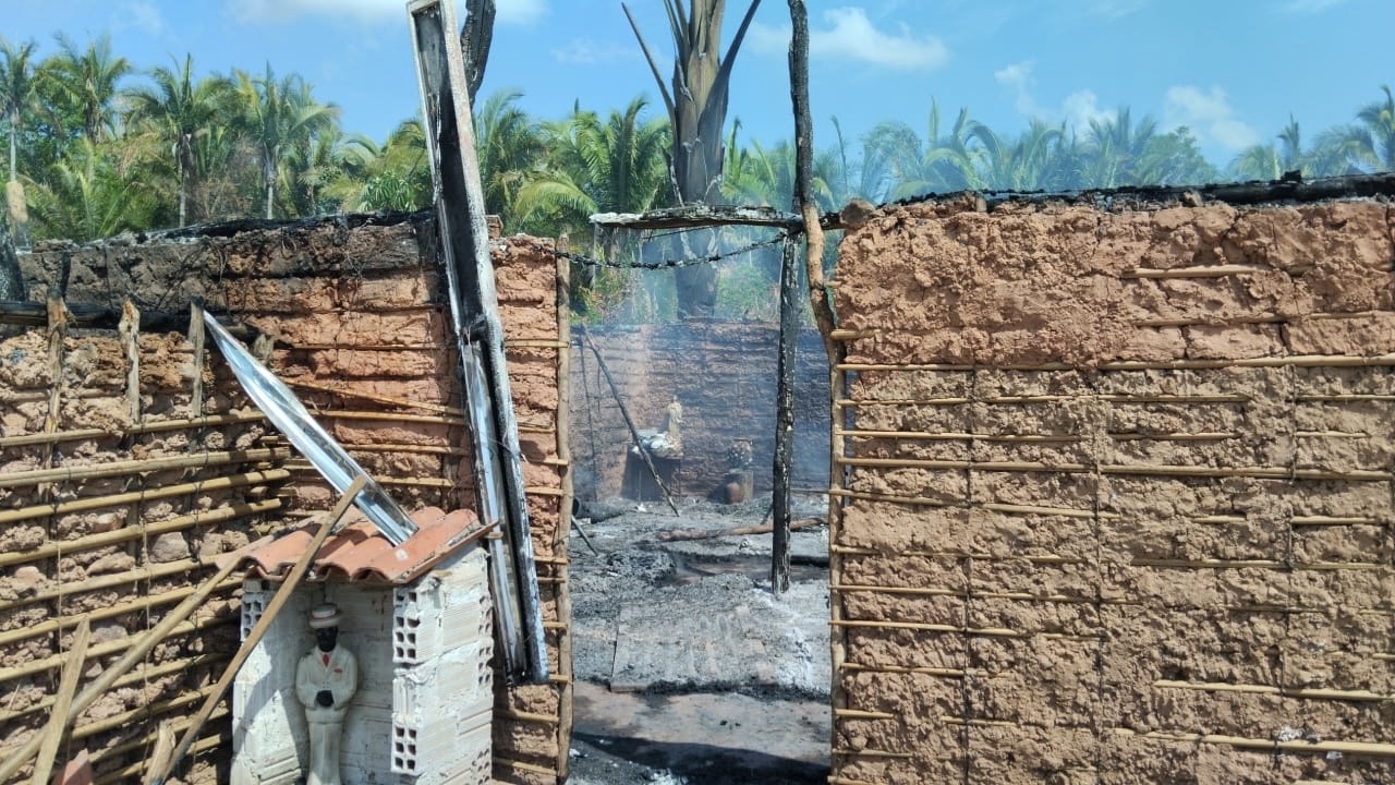 Ninguém ficou ferido. Dentre os objetos, estavam imagens, móveis, roupas, eletrodomésticos, tambores, ervas e até mesmo o altar.