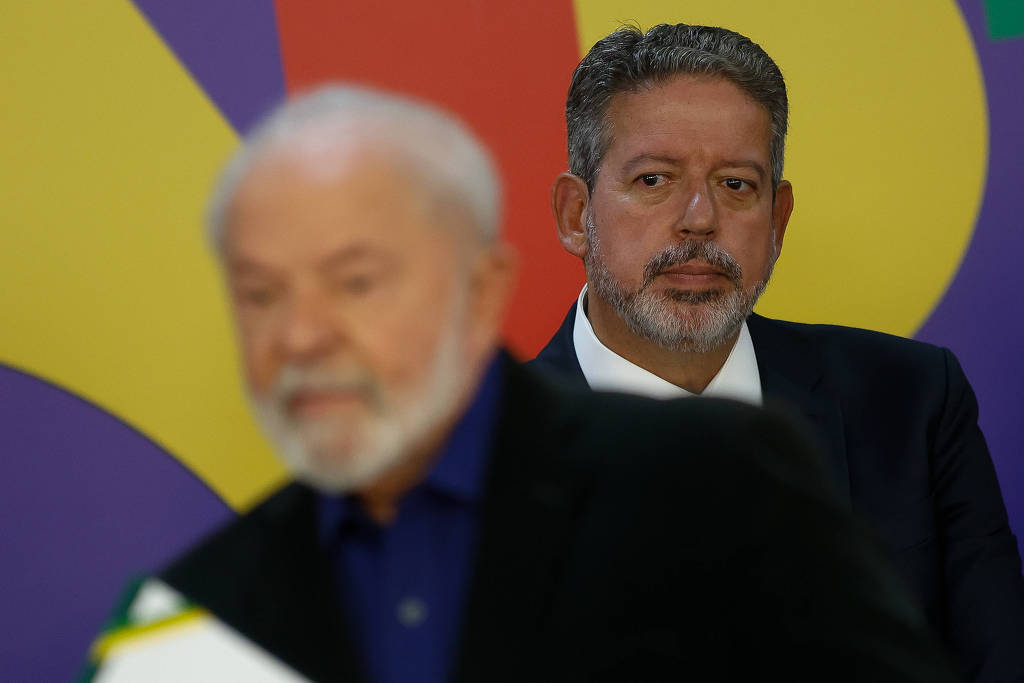 O presidente Lula (PT), acompanhado do presidente da Câmara dos Deputados, deputado Arthur Lira (PP-AL).