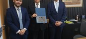 O Procurador Geral do Estado, Dr. Francisco Pierot, ao centro o homenageado, Des. Sebastião Ribeiro Martins, e o Dr. Evaldo Pádua, presidente da Associação dos Procuradores do Estado do Piauí.