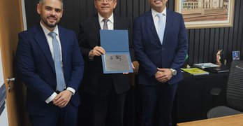 PGE-PI entrega homenagem ao desembargador Sebastião Ribeiro Martins