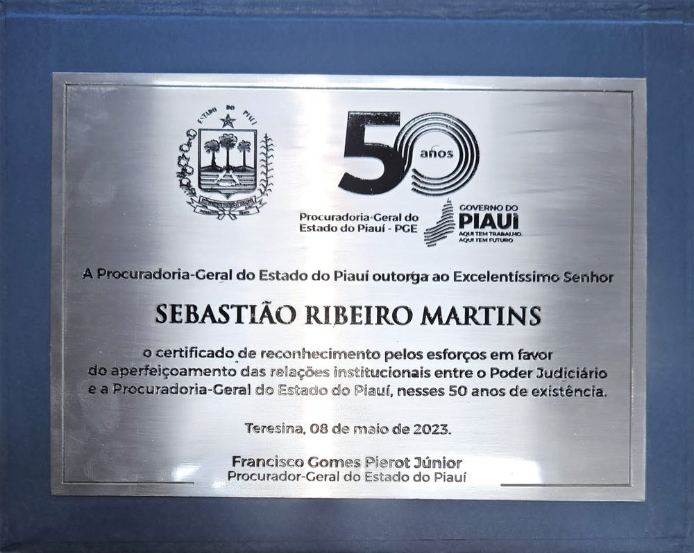 Placa de agradecimento aos esforços e contribuição do Desembargador Sebastião Ribeiro Martins a Procuradoria-Geral do Estado do Piauí. (Foto: Arquivo Pessoal | Desembargador Sebastião Ribeiro Martins)