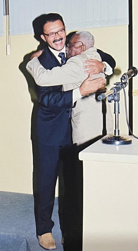 REGISTRO: Jacinto Teles recebe afetuoso abraço do homenageado Júlio Romão, na Câmara de Teresina (Foto: Arquivo Pessoal | Jacinto Teles)