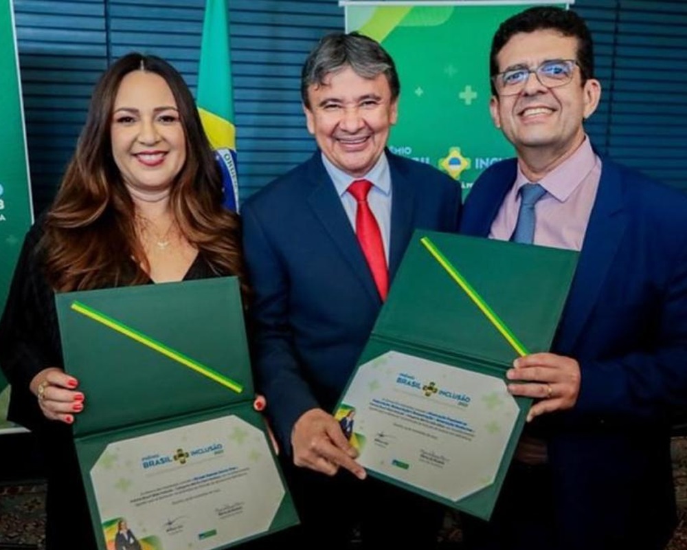 A premiada Rejane dias, ministro Wellington Dias e o representante da Associação Reabilitar, Aderson Luz.