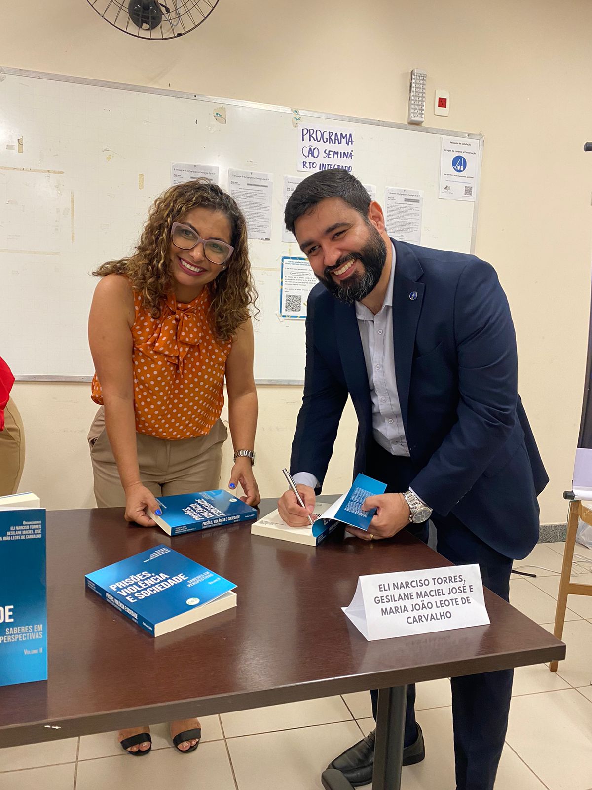 Autora da obra, Eli Torres e Diego Mantovaneli, coautor do capítulo "O Posicionamento Estratégico da Inteligência Penal no Contexto da Segurança Pública no Brasil".