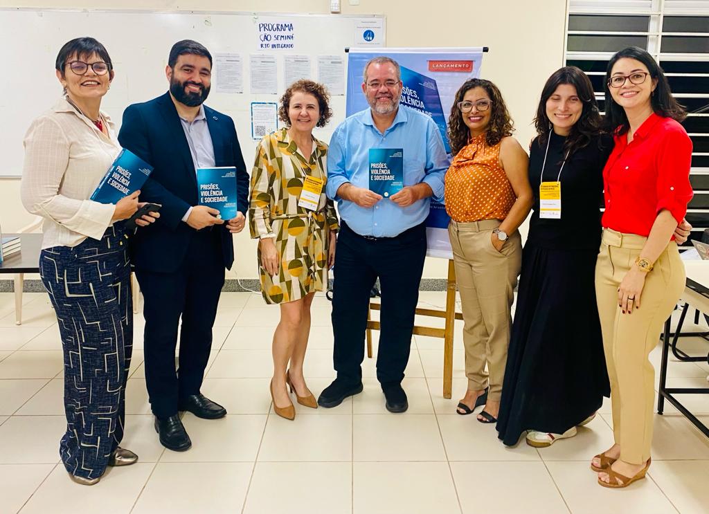 Diego, Élida, Gesilane, Eli, Alessandra e Flávia, no lançamento do livro.