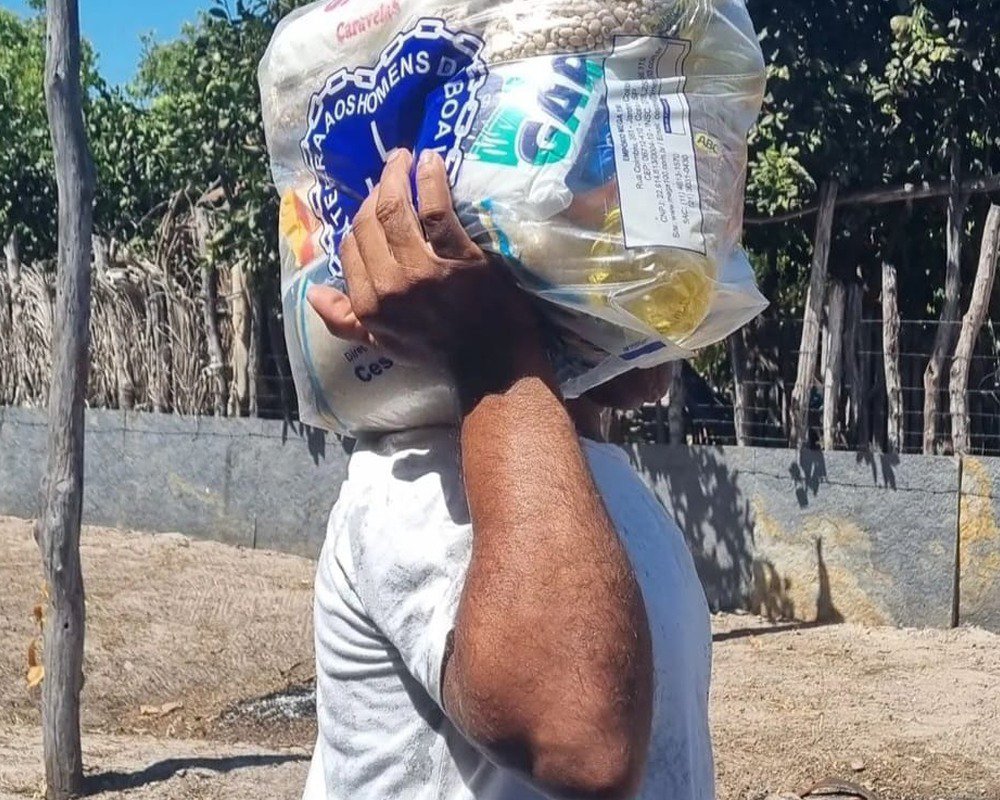 As cestas foram distribuídas para trabalhadores rurais. (Foto: Reprodução | Redes sociais)