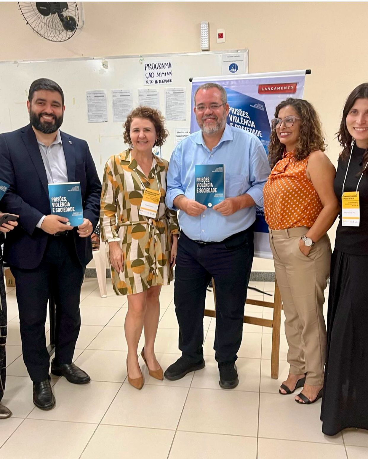 Marcelo Semer ao centro com os autores.