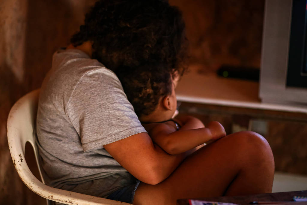 Menina de 11 anos que seguiu com a gestação após estupro, com o filho em sua casa, em Teresina.