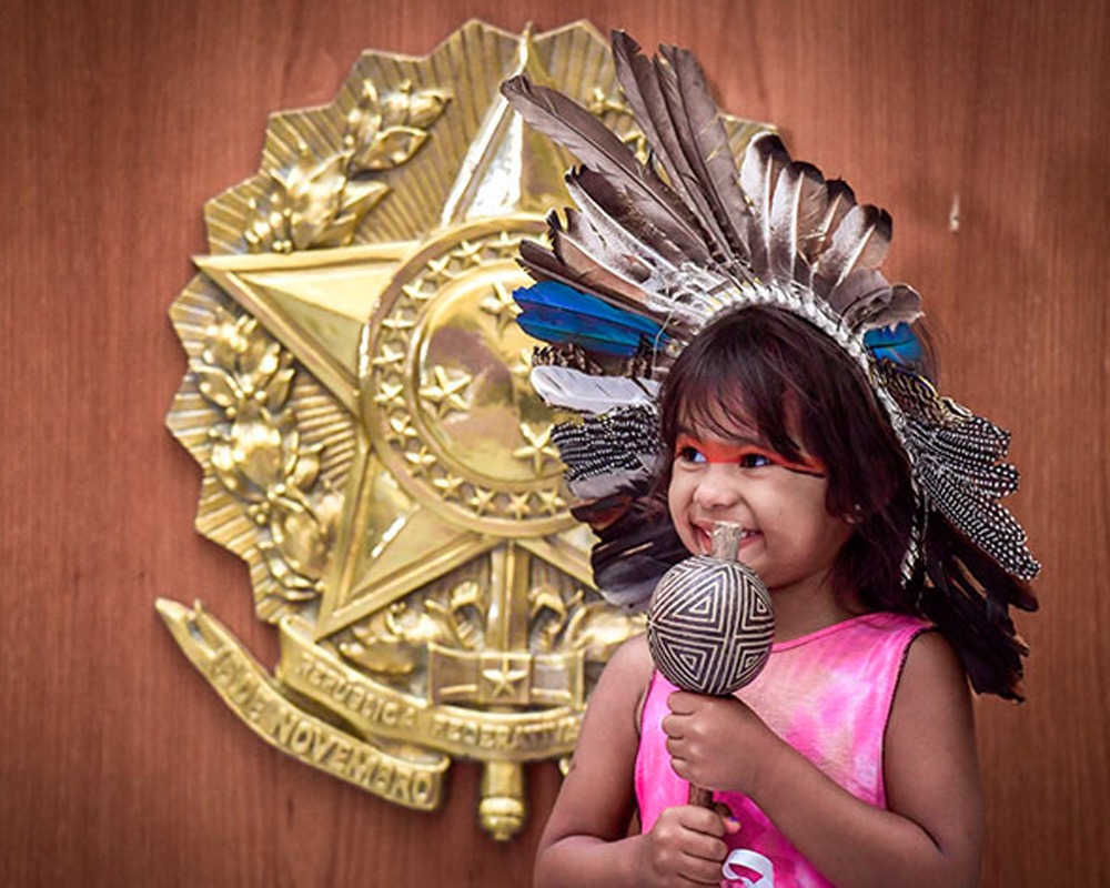 Na imagem, uma criança indígena.
