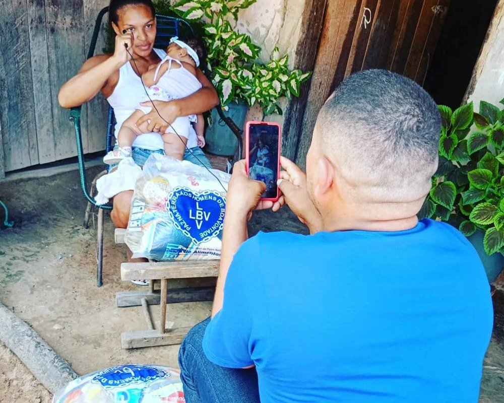 Suposta representante da LBV em Campo Maior, está distribuindo cestas para eleitores do Sindicato dos Trabalhadores de Campo Maior. (Foto: Reprodução | Redes Sociais) Suposta representante da LBV em Campo Maior, está distribuindo cestas para eleitores do Sindicato dos Trabalhadores de Campo Maior. (Foto: Reprodução | Redes Sociais)