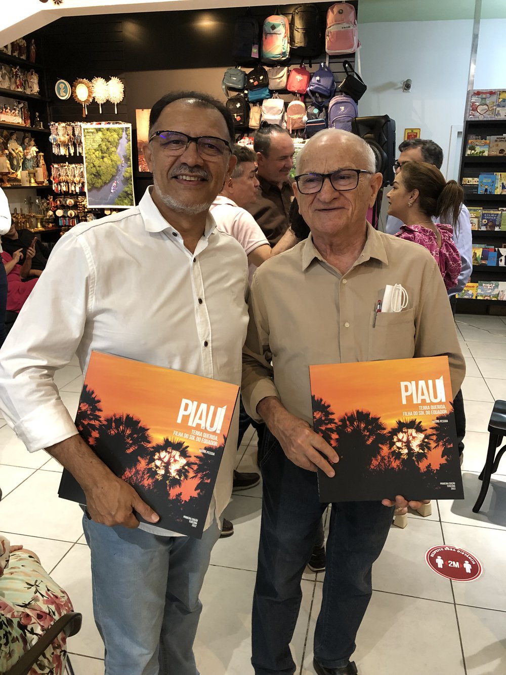 Advogado Jacinto Tele e o economista Felipe Mendes no lançamento de Piauí Terra Querida (Foto: Edson) Advogado Jacinto Tele e o economista Felipe Mendes no lançamento de Piauí Terra Querida (Foto: Edson)
