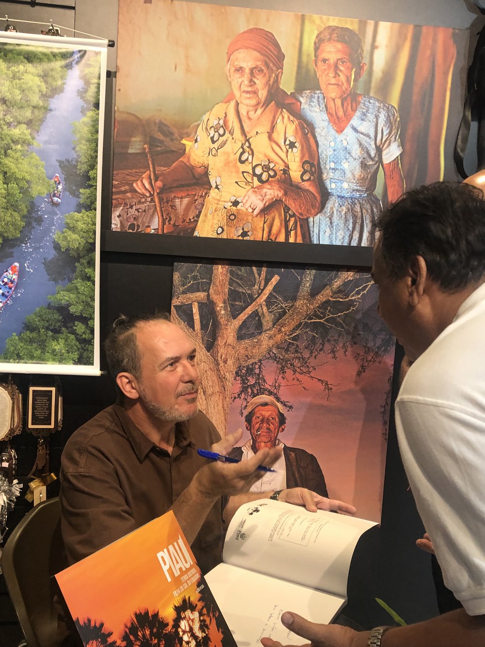André Pessoa antes de autografar o seu livro para Jorge Holanda ouve-o atentamente (Foto: Jacinto Teles/JTNEWS) André Pessoa antes de autografar o seu livro para Jorge Holanda ouve-o atentamente (Foto: Jacinto Teles/JTNEWS)