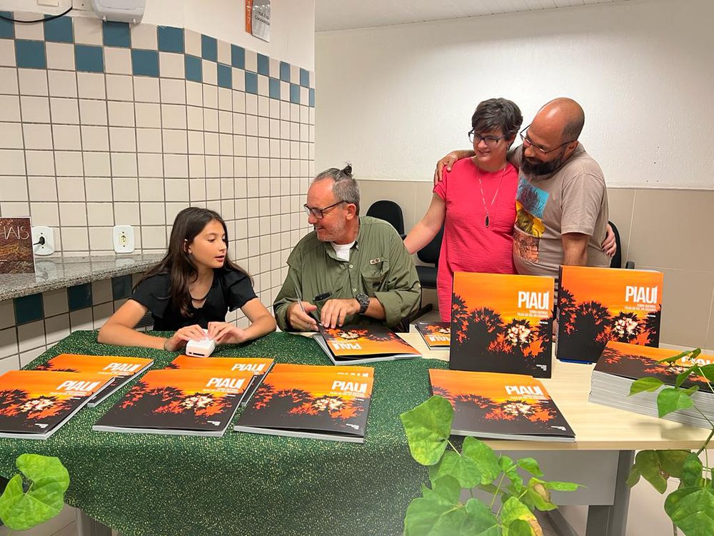 André Pessoa autografa sua obra para pessoas de dioferentes faixas etárias (Foto: Jussiara Valente/JTNEWS) André Pessoa autografa sua obra para pessoas de dioferentes faixas etárias (Foto: Jussiara Valente/JTNEWS)