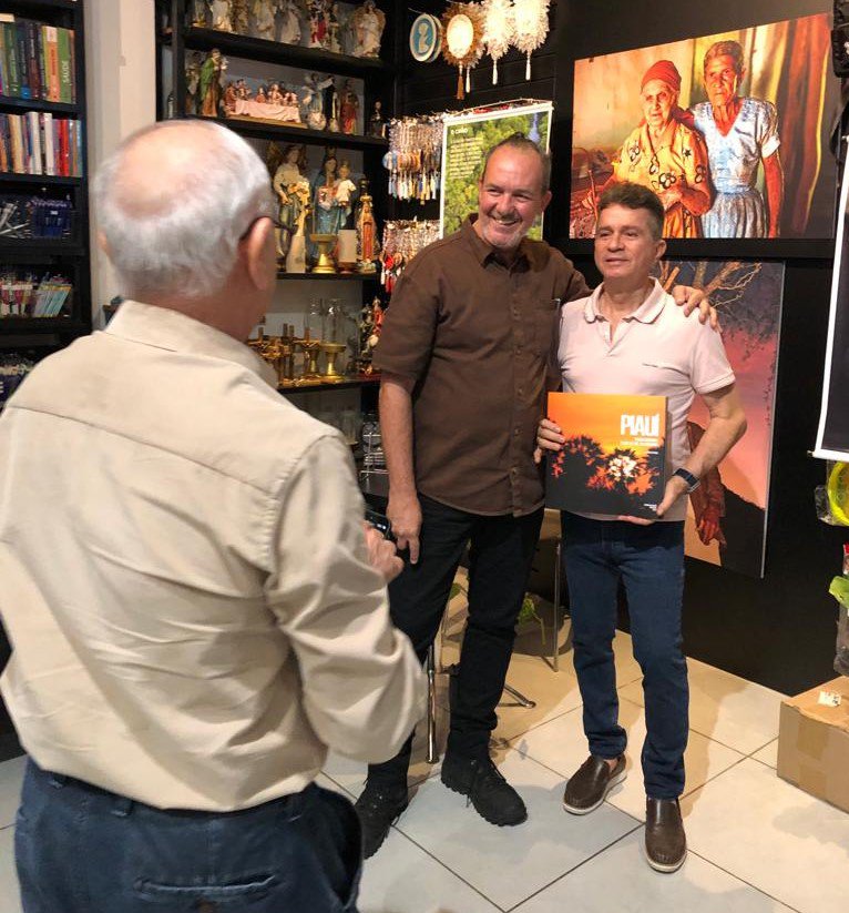 Felipe Mendes em ritmo de fotógrafo em movimento, perante seu "alvo": os fotógrafos "estáticos" Andre Pessoa e João Freitas Filho (Foto: Jacinto Teles/JTNEWS) Felipe Mendes em ritmo de fotógrafo em movimento, perante seu "alvo": os fotógrafos "estáticos" Andre Pessoa e João Freitas Filho (Foto: Jacinto Teles/JTNEWS)