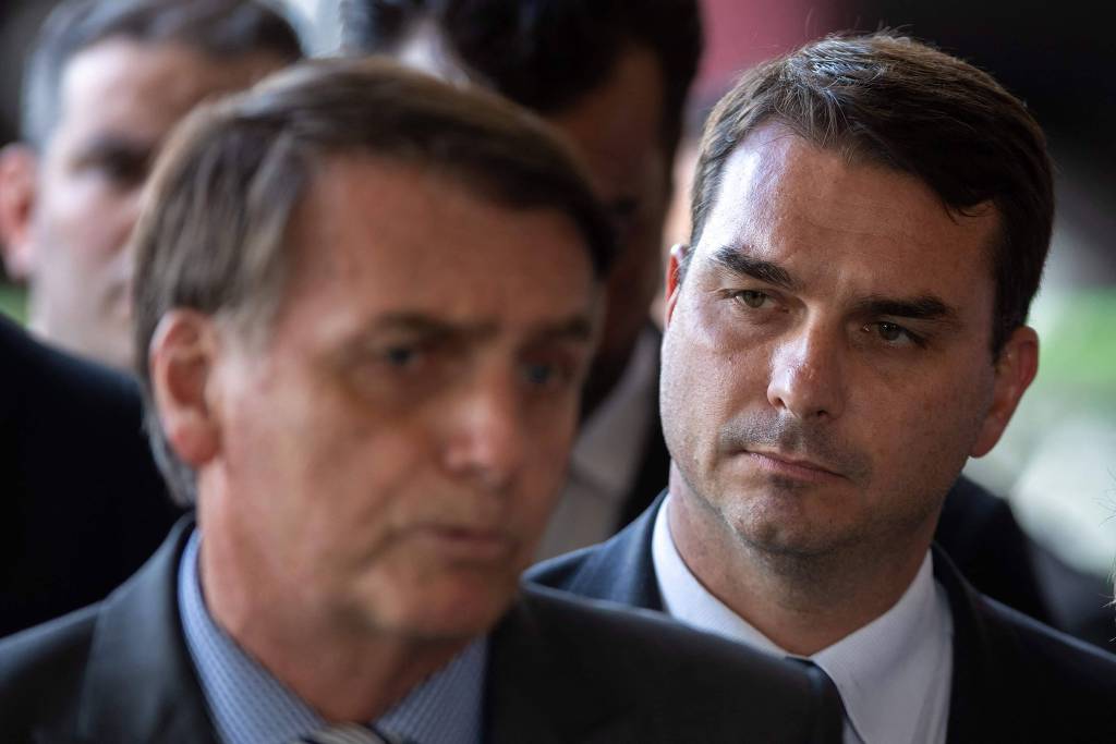 Flávio Bolsonaro na companhia do pai (Bolsonaro) em Brasília, quando este era presidente da República