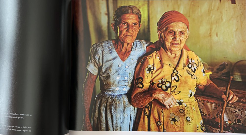 Foto da foto de André Pessoa que retrata as irmãs Teresa e Maria, que vivem isoladas na Serra de São José do Piauí na Região de Picos (Foto: Jacinto Teles/JTNEWS) Foto da foto de André Pessoa que retrata as irmãs Teresa e Maria, que vivem isoladas na Serra de São José do Piauí na Região de Picos (Foto: Jacinto Teles/JTNEWS)
