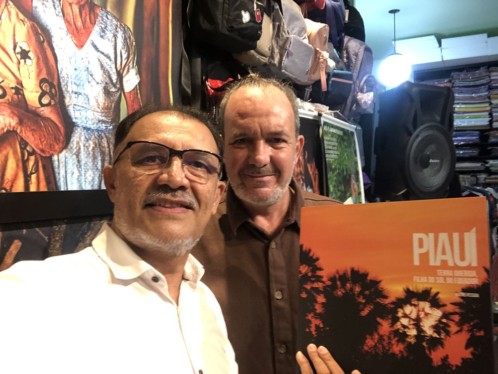 Jacinto Teles recebe Piauí Terra Querida, Filha do Sol do Equador autografado por André Pessoa (Foto: Jacinto Teles/JTNEWS) Jacinto Teles recebe Piauí Terra Querida, Filha do Sol do Equador autografado por André Pessoa (Foto: Jacinto Teles/JTNEWS)