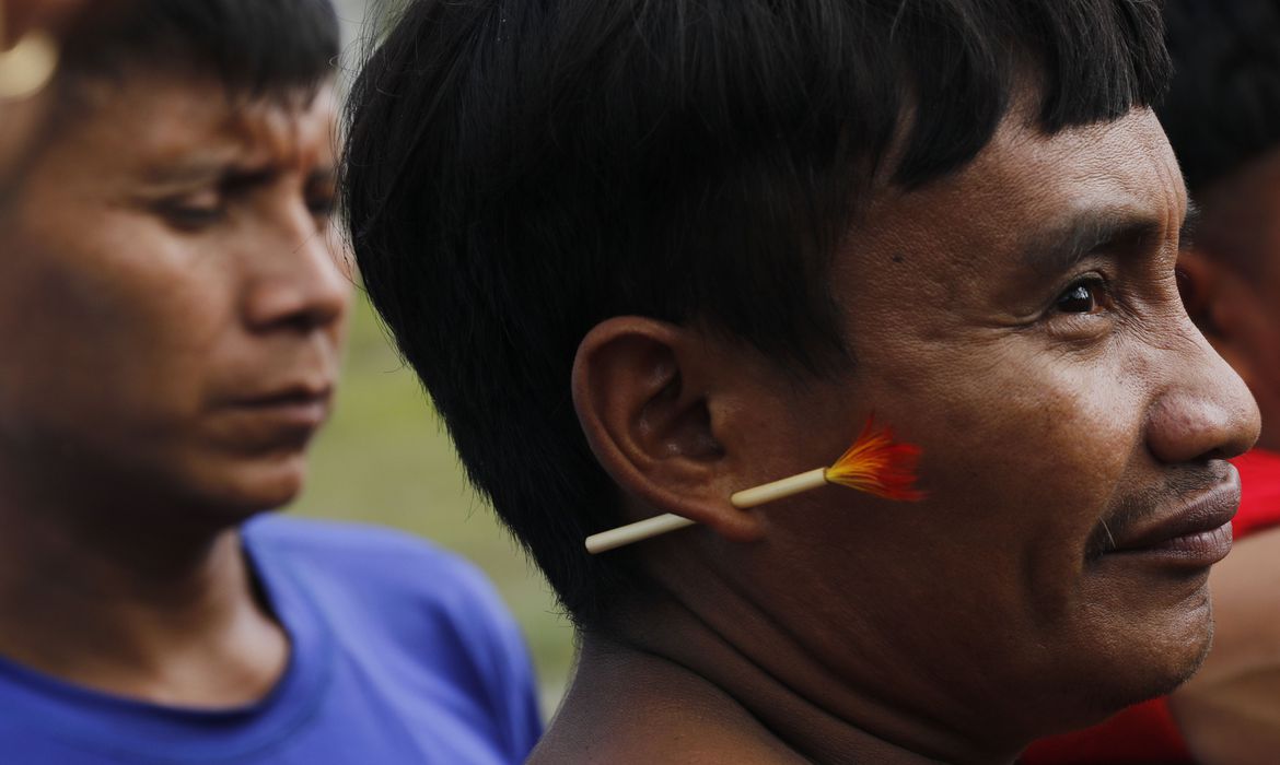 Surucucu (RR), 09/02/2023 - Indígenas yanomami acompanham deslocamento de equipes e material da Força Nacional do SUS no Aeroporto de Surucucu