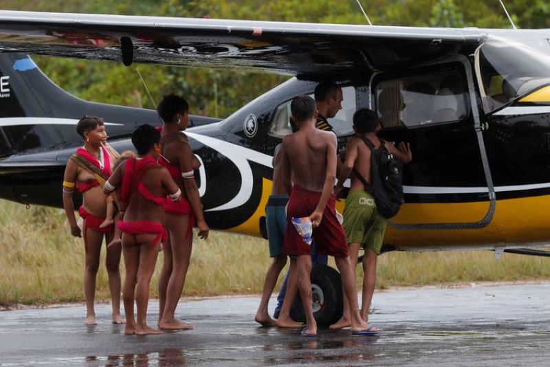Surucucu (RR), 09/02/2023 - Indígenas yanomami acompanham deslocamento de equipes e material da Força Nacional do SUS no Aeroporto de Surucucu