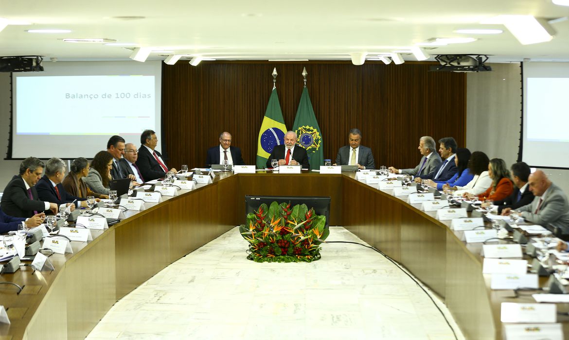 Lula diz que Brasil vai crescer muito mais do que os pessimistas estão projetando