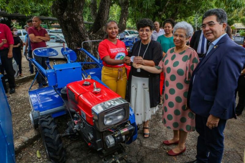Secretária da SASC, ex-governadora Regina Sousa participa com a SAF e o deputado Lima de ntrega de patrulha mecanizada