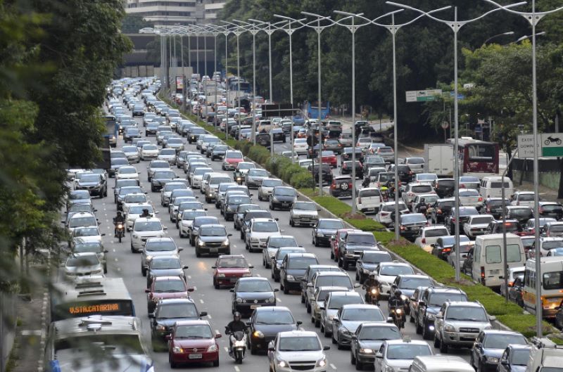 Brasileiro gasta 51 mínimos para comprar carro; há 4 anos, eram 32