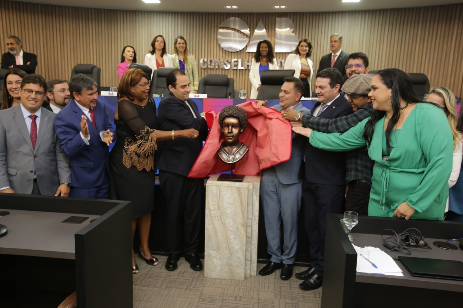 Dentre os presentes na foto nota-se o advogado Carlos Júnior, Welhington Dias, os presidentes da OAB Nacional Simonetti e Celson Neto da OAB-Pi