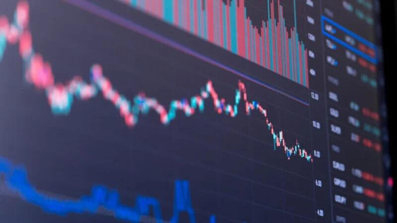 Ibovespa vira e recua com Petrobras e bancos; dólar sobe para R$ 5