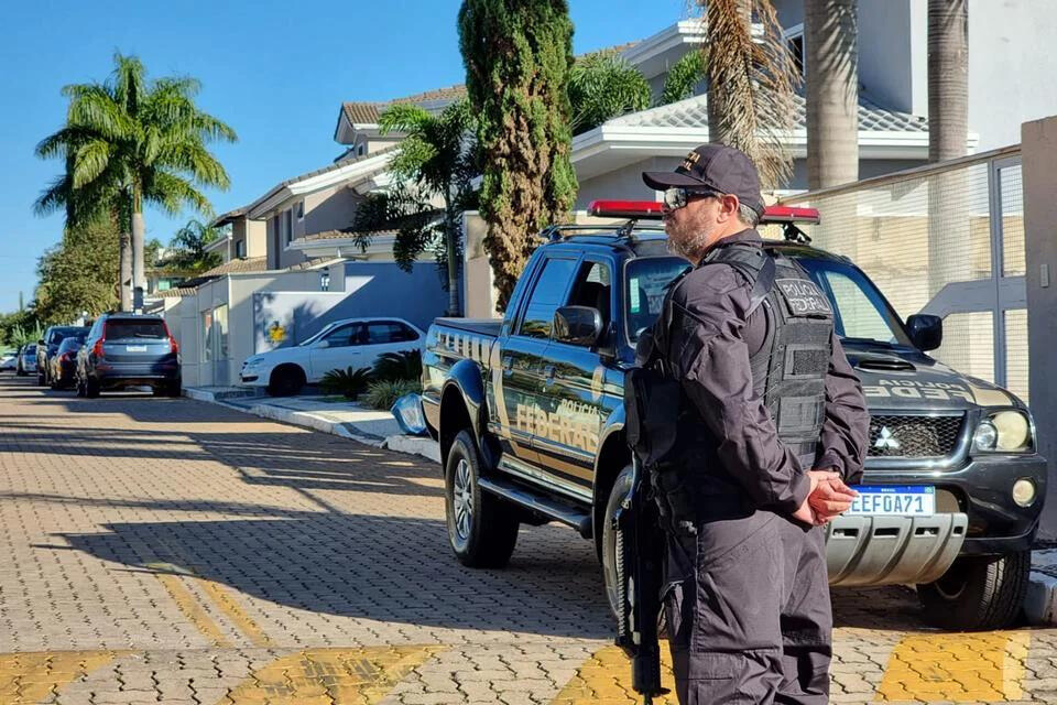 Polícia Federal faz busca e apreensão na casa do ex-presidente Jair Bolsonaro