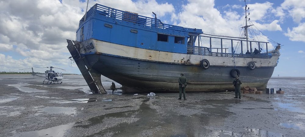 Presos três tripulantes do navio encalhado no município de Cajueiro da Praia com carga de cigarros contrabandeados (Foto: Divulgação) Presos três tripulantes do navio encalhado no município de Cajueiro da Praia com carga de cigarros contrabandeados (Foto: Divulgação)