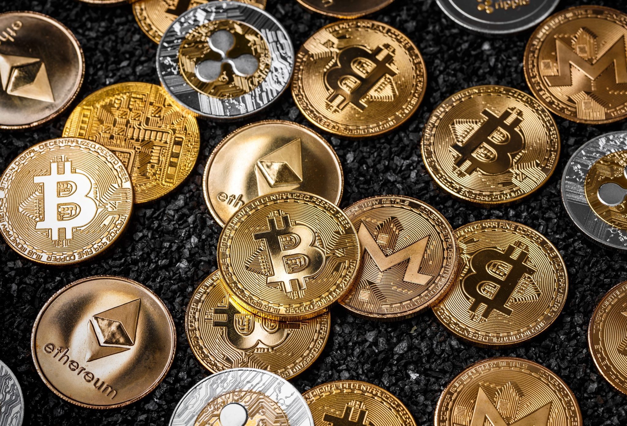 Criptomoeda é um meio de troca, geralmente descentralizado, que se utiliza da tecnologia de blockchain e da criptografia para assegurar a validade das transações e a criação de novas unidades da moeda