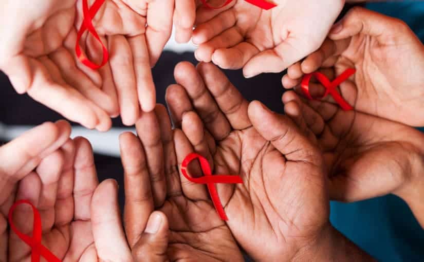A AIDS (Síndrome da Imunodeficiência Adquirida) é uma doença causada pelo vírus da imunodeficiência humana (HIV) caracterizada pelo enfraquecimento do sistema imunológico.