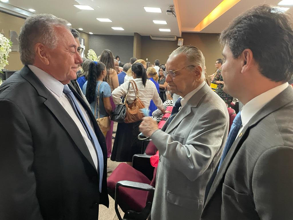 Durante o velório de Celso Barros na OAB, Kleber Eulálio e o filho deputado Severo Neto conversam com o decano da advocacia piauiense, o ex-presidente da OAB-PI, Reginaldo Furtado