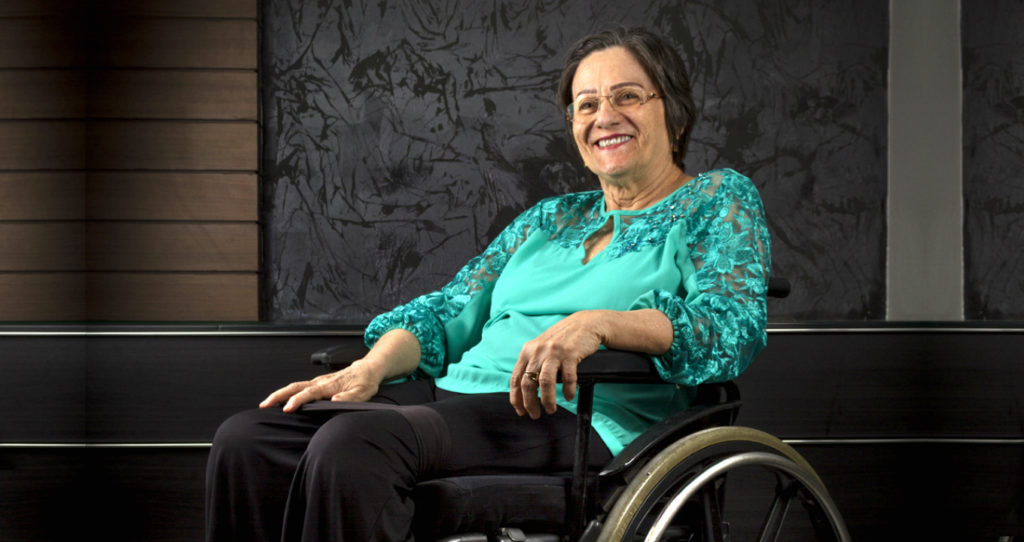 Maria da Penha, mulher que inspirou e lutou pela criação da Lei n.º 11.340/2006  que visa punir agressores de mulheres e proteger estas