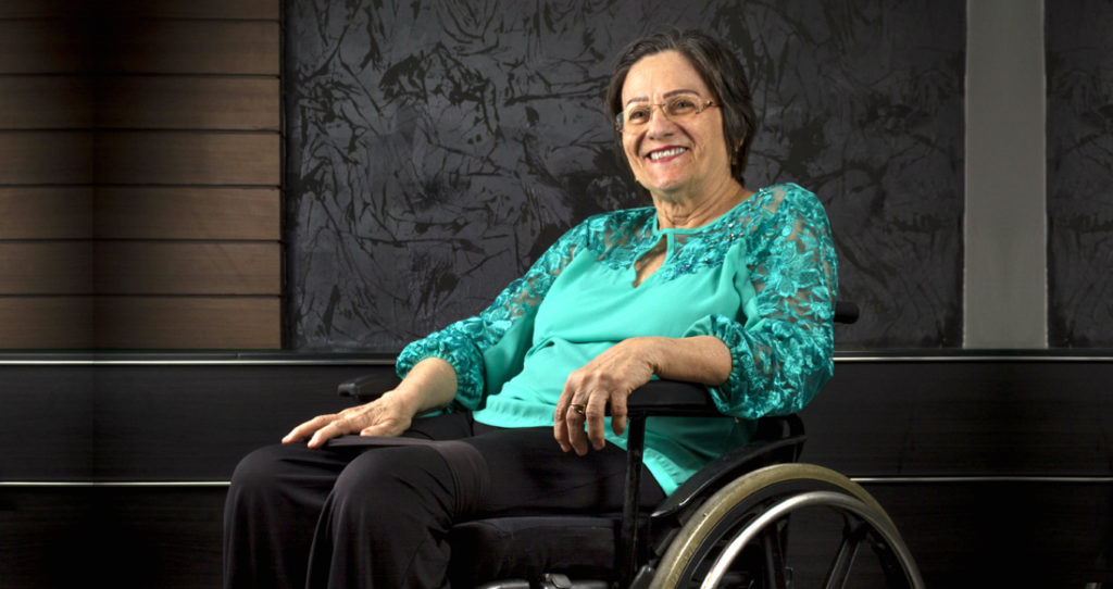 Maria da Penha, mulher que inspirou e lutou pela criação da Lei n.º 11.340/2006 que visa punir agressores de mulheres e proteger estas